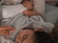 😴 Un viaje en el tiempo... Por lo menos en el dormir nos parecemos? 😂 Siempre nos hemos acomodado para descansar, aquí una muestra ¿Quién se ve más cansada?👇🏼 #baby #mom @evalunapardor