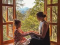 4 años después… Y ahora con unos ojitos enamorados viéndome 🫶🏻  El tiempo vuela🥹 Recuerdo que estaba viendo por esa ventana a una semana de la llega de Eva luna y pensaba en cómo sería ella, si iba a poder con todos los retos de la maternidad, con el prototipo de familia, con el hecho de vivir tan lejos de mis papás y hermanas.. Etc. un mundo lleno de inocencia ante lo que se venía y quería de mi vida cómo mujer y mamá🫀me llena el alma ver cómo todo este amor que sentimos la una por la otra he logrado mucho más de lo que imagine🥹 cómo me disfruto la vida al lado de esta chiquita y ha sido el motor para llegar a dónde nunca pensé. Te amo hija, gracias madre tierra por ser tan sabía y siempre recibirnos con amor 🙏🩵  📍 @kali_tree #travel #mom #tb