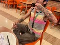Así de elegante se toma café a las 11pm 😂🕚 jajajajajaja.   Con estilo y en pijamas 🤘🏻☕