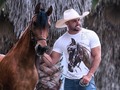 Debo confesar que no soy muy amante de los caballos pero este amigo 🐎 es una belleza. Por cierto mi linda camiseta @estefaniaveterinariaproducts allí hay muchos estilos para que se antojen.. . 📸 @davidjuanc