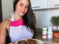 Muffins de proteina low carb 🍩 confieso... . . . Que soy amante a el chocolate en todas sus presentaciones y hoy tuve antojos de algo dulce pero sin salirme de lo saludable 💚 Estos muffins son muy fácil de hacer, son ricos, alto en proteína, muy pocas calorías y solo 11 gramos de carbohidratos x los 3 muffins ósea buenísimo!  Agregue 2 scoop de #f1 de chocoavellana y 1 scoop de PDM (proteina fe vainilla) una pizca de polvo para ordenar! Por aparte batí 2 claras y 1 huevo entero y después mezcle todo! Le puse un poquito de ralladura de almendra! Al horno 15 minutos y listo 🤤 Mi bello delantal : @glasebyvalentina 👩🏻‍🍳 #muffins #protein #likeforlikes #healthyfood #chefdanyfitgonz #picoftheday
