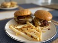 Hoy tuvimos antojo fat! Uno de nuestro plato favorito hamburguesas! 🍔 normalmente hacemos nuestro cheat meal un sábado o domingo en estos días de cuarentena todos los días se ven iguales así que decidimos hoy jueves darnos este rico gusto! Gracias a Dios a mi esposo le gusta cocinar y hacer unas deliciosas hamburguesas es su especialidad! Hizo las papitas en el airflyer para no sentirse tan mal 😂 y si nos comimos 2 hamburguesas cada uno! La vida es de equilibrio y felicidad! Así que buen provecho!  #cheatmeal #food #picoftheday #burger #cuarentena #fat #lifestyle