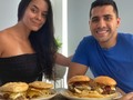 Hoy tuvimos antojo fat! Uno de nuestro plato favorito hamburguesas! 🍔 normalmente hacemos nuestro cheat meal un sábado o domingo en estos días de cuarentena todos los días se ven iguales así que decidimos hoy jueves darnos este rico gusto! Gracias a Dios a mi esposo le gusta cocinar y hacer unas deliciosas hamburguesas es su especialidad! Hizo las papitas en el airflyer para no sentirse tan mal 😂 y si nos comimos 2 hamburguesas cada uno! La vida es de equilibrio y felicidad! Así que buen provecho!  #cheatmeal #food #picoftheday #burger #cuarentena #fat #lifestyle