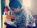 Por algo dicen que se parece a la tía 😍ella bien concentrada leyendo, ni cuenta se dio de la foto #pasandotiempodecalidad