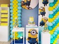 ⭐⭐💙MINIONS 💙⭐⭐ Ingenuos y torpes, pero divertidos! Así son los #minions 💥 Celebramos el #cumpleaños del pequeño de la casa!   ⭐En este oportunidad salimos del clásico arco descontruido y realizamos columnas planas de #globos un toque diferente para esta celebración! ⭐  #dulces #venezuela #mesadedulces #piñata #party #diversion #boys #celebration #cake