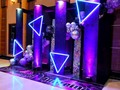 ⬛🟣💙 15 AÑOS 💙🟣⬛ Los 15 años de Mariangel Andreina bajo nuestro sello @decorluis  Una propuesta moderna para el set de fotografías; triángulos iluminados, paredes brillantes, globos asimétricos, iluminacion y un piso vinilico. Un conjunto de elementos para crear está fachada increíble.  📷 @peinado_carlos  🟣🟦⬛🟣⬛⬛🔷🟣🟦⬛🔷🟣 #deco #15anos #modern #puertoordaz #ciudadguayana