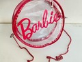 Bolso Barbie 💗  DEKORLETRAS 💕🥰  - Recordatorios 💝 Diseñamos con el mejor estilo y calidad 👌🏻 Detalles y recordatorios para tus eventos 🎁🎈 Envios Nacionales ✈️Locales 🚚 💯% seguro  Para mayor Información 👉🏻 📲 3️⃣0️⃣2️⃣4️⃣3️⃣1️⃣4️⃣6️⃣8️⃣6️⃣ 📤 Dekorletras@gmail.com  #guardatodospersonalizados #fiestastematicas #motivospersonalizados #celebraciones #tulaspersonalizadas #recordatoriospersonalizados #cojinesdecorativosbordadosamano #recordatoriospersonalizados