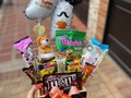 Ya sabes cómo celebrar #halloween 🎃🍭🥰 acá te dejamos nuestra hermosa #Canastadedulces en versión halloween ! Separa la tuya por whatsapp 📱3508603080 #anchetashalloween #regaloshalloween #RegalosNiños