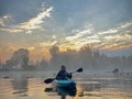 . Sin duda, esta es una experiencia que hay que vivir por lo menos una vez en la vida. Ver el amanecer y contemplar lo bonito de la naturaleza mientras haces un recorrido en #kayak por los #canalesdexochimilco . #turismo #amanecer #CDMX