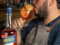 Y pensar que todo esto de la coctelería empezó como parte de mi trabajo y el emprendimiento que con mi familia decidimos darlo todo, hasta que decidí que debía instruirme, ya que el rubro es extenso, lindo y sobre todo mágico, ya que en cada receta hecha con dedicación y amor, es que ocurre la magia en cada trago que uno disfruta de cualquier variedad.  A seguirse instruyendo y a seguir buscando con creatividad, lo característico de la coctelería que es olvidarse de todo, mientras se disfruta del momento!  Salud 🥂 🍸🍹#bartender #bartending #bartenderlife #coctel #cocktail #aperolspritz