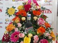 Rojas y gerberas, que mejor combinación en este regalo❣  ¿Con que lo acompañaría tú?