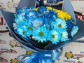 Amamos el arte y por eso hacemos tus ideas realidad 💙💛   ¿También amas a Van Gogh y su noche estrellada?   #floristeriaencartagena #vangoghexperience #floresazules #vangoghflowers