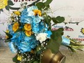 Bouquet azúl y amarillo en mini rosa, Hortencia y mini girasoles 💙💛