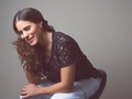 CUANDO ME AME DE VERDAD - Charles Chaplin Cuando me amé de verdad comprendí que en cualquier circunstancia, yo estaba en el lugar correcto, en la hora correcta y en el momento exacto y entonces, pude relajarme. ... Hoy sé que eso tiene un nombre...”AUTOESTIMA” • Cuando me amé de verdad, pude percibir que mi angustia y mi sufrimiento emocional, no es sino una señal de que voy contra mis propias verdades. Hoy sé que eso es...”AUTENTICIDAD” • Cuando me amé de verdad, dejé de desear que mi vida fuera diferente y comencé a ver todo lo que acontece y que contribuye a mi crecimiento. Hoy eso se llama...”MADUREZ” • Cuando me amé de verdad, comencé a percibir como es ofensivo tratar de forzar alguna situación, o persona, solo para realizar aquello que deseo, aún sabiendo que no es el momento o la persona no está preparada, inclusive yo mismo. Hoy sé que el nombre de eso es...”RESPETO” • Cuando me amé de verdad, comencé a librarme de todo lo que no fuese saludable..., personas, situaciones, todo y cualquier cosa que me empujara hacia abajo. De inicio mi razón llamó esa actitud egoísmo. Hoy se llama...”AMOR PROPIO” • Cuando me amé de verdad, dejé de temer al tiempo libre y desistí de hacer grandes planes, abandoné los mega-proyectos de futuro. Hoy hago lo que encuentro correcto, lo que me gusta, cuando quiero y a mi propio ritmo. Hoy sé que eso es...”SIMPLICIDAD” • Cuando me amé de verdad, desistí de querer tener siempre la razón y con eso, erré menos veces. Hoy descubrí que eso es la...”HUMILDAD” • Cuando me amé de verdad, desistí de quedar reviviendo el pasado y preocuparme por el futuro. Ahora, me mantengo en el presente, que es donde la vida acontece. Hoy vivo un día a la vez. Y eso se llama..."PLENITUD” • Cuando me amé de verdad, percibí que mi mente puede atormentarme y decepcionarme. Pero cuando yo la coloco al servicio de mi corazón, ella tiene una gran y valiosa aliada. Todo eso es..."SABER VIVIR!" . Fotografía @alejandro.arrias @soyundavid  Cabello @indi.hairstyles