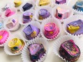 Caps de chocolate 🙊☂️🌸🌈🐝🦄🙈  De venta en @kokoshiro 💛  Sabor a ganache de limón🍋