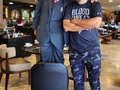 EL PHOTOSHOP SÓLO SE USA PARA LAS ARRUGAS, pero de la ropa.   Imagínate que “El Científico del Arte de la Imagen” @davidrossfotografopolitico te pida una Foto 📸 y la sacas con tu móvil 📲 después de tres días de #CumbreMedellin vos destruído y el tipo a los 90 años impecable, con traje, chaleco y corbata. 🤦🏻‍♂️  David Ross asegura que una fotografía es la diferencia entre empezar a ganar una elección o el inicio de fin de una carrera política, Ross no solo toma fotografías, sino que retrata emociones las cuales envían información al elec­torado para emitir su voto hacia alguien.  Su materia prima es la persona, sus sentimientos, su cara que es capaz de ex­presar 10,000 expresiones y micro ex­presiones diferentes, que pueden ser tan cambiantes como el viento, pues cada una de ellas fluye de acuerdo con nues­tras emociones que son las que confor­man la expresión.  El uso de los filtros o el embellecimiento es algo que no está en la técnica de David, el asegura que el Photoshop solo lo usa para las arrugas, pero de la ropa. Ya que las líneas del rostro inspira confianza, confiabilidad, veracidad y genuinidad:  Toda una vida de retrato fotográfico a presidentes de más de 100 países, gobernadores, legislado­res, artistas, premios Nobel, deportistas y empresarios.  A lo largo de su carrera de 79 años ha desarrollado la técnica del “Do in”, que lo lleva a figuras públicas y hace que su trabajo sea muy bien cotizado, poco regateado y una gran arma para hacer un candidato ganador. La técnica es sencilla: acupresión, para estimular los puntos clave de los centros de energía del sujeto a foto­grafiar y provocar con ello un relajamiento total de facciones, logrando imágenes de alto impacto. Dicho de otro modo, usa drogas naturales: endorfina, dopamina…  David Ross Zundel a sus 90 años dice que apenas está iniciando su carrera, además él tiene su figura en el Museo de Cera de la ciudad de México en la sala dedicada a los expresidentes, sin ser presidente.  #DavidRoss #Fotografia #ComPol #CumbreCP