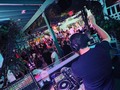 Momentos donde el corazón late más rápido. ❤️❤️❤️❤️🎧🎶🎧🎶 @elpatiowynwood 📷 by @yepodj #elpatiowynwood #yerbamalanuncamuere #miamiparty #onlydade #wynwood #patiotime