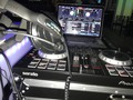 Se me rompieron mis audífonos pioneer y de emergencia los Stanton con micrófono incluido hay mi madre