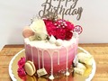 Happy birthday 💗🌺 ° ° ° #torta #flores #alfajores #chocolate #rosa #pasteleria #artesanal #doce #calicolombia #tortascali #pastelpersonalizado #rosas #happybirthday
