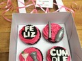 Tu los imaginas... nosotros los hacemos realidad! 😍🧁🤩 • • ¿Alguna vez te han sorprendido con cupcakes? 💖🎁🧁 • • • • #cupcakes #regalo #detallescali #calicolombia #pasteleria #artesanal #homero #bartender #deportivocali #felizaniversario #america #futbol #duff #cumpleaños #baloncesto #welcomeback #rihanna #marylinmonroe