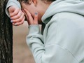 Estado de #ánimo entre #melancólico y #depresivo En la peri y #posmenopausia suelen producirse episodios de sensación de vacío interior, a menudo relacionados con la relación personal de la #mujer, su entorno social y #profesional. Muchas #mujeres también informan de un sentimiento de #abandono cuando sus #hijos se mudan, también conocido como «síndrome del nido vacío». Una vez aclaradas las causas #hormonales, tales como la disfunción #tiroidea, el uso de #CBD aporta equilibrio y cierta distancia a situaciones problemáticas.
