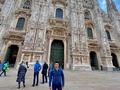 La adoquinada Piazza del Duomo, que forma parte del área del Centro histórico, está rodeada de animados cafés y elegantes tiendas de moda del centro comercial Galleria Vittorio. #milano