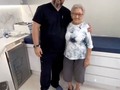 Los Domingos de testimonios se han vuelto necesarios para mí. Miren a ésta hermosa abuela de 90 AÑOS y lo bien que ha respondido al tratamiento.   Créanme nada supera el poder ver a nuestros abuelitos sin dolor y recuperando su CALIDAD DE VIDA.  Eso sin duda es lo que más disfruto de mi profesión.  Siempre tomados de la mano de Dios‼️