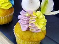 Iniciamos la semana con estas bellezas 😍💞💐😋 🙏 #cupcakes #macarons #floresnaturales #buttercream #ediblegold #meringue #birthday #bogota #tortasbogota #cakesbogota #cakedecorator #cakestagram #decorcake #dulceosadia