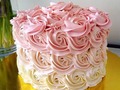 🌹Un clásico en #buttercream que encanta!!! 😍🎂🎊 feliz inicio de semana 🙏 #birthdaycake #tortadecumpleaños #cakestagram #cake #instacake #decorcake #cakedecorator #bogota #edibleart #ar #tortasbogota #cakesbogota #dulceosadia