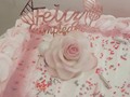 Ponque de 1 kg, de vainilla decorado con merengue suizo, con rosa de azúcar comestible.