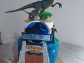 Cake de vainilla relleno con crema pastelera y confitura de fresa  Motivo Jurassic Word Decoración @dtallisima  Toppers @detallesfascinantes