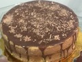 Torta desnuda con relleno de chocolate y chispas de chocolate