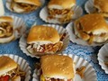 Servicio de mini hamburguesas gourmet #minihamburguesas #perroscalientesparafiestas #comidascalientesparaeventos