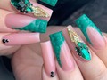 Buenos días familia Dvine, aquí os dejamos esta belleza de uñas.. que paséis un feliz domingo! 🫶🫶🫶💚💚💚💚💚✨✨✨✨✨ @dvine_nails @dvinenails_poblenou @dvinenails_gava @dvine_nailshop