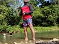 “Viajar es una brutalidad. Te obliga a confiar en extraños y a perder de vista todo lo que te resulta familiar y confortable de tus amigos y tu casa. Estás todo el tiempo en desequilibrio. Nada es tuyo excepto lo más esencial: el aire, las horas de descanso, los sueños, el mar, el cielo; todas aquellas cosas que tienden hacia lo eterno o hacia lo que imaginamos como tal”. – Cesare Pavese