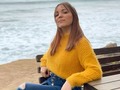 ¿QUÉ VES CUANDO MIRAS?   *Qué ves cuando te miras al espejo? Solo miras si tu ropa combina con los zapatos, si tu cabello y maquillaje lucen bien o ves al más grande amor de tu vida, a una persona fuerte, hermosa, gigante e infinita que puede lograr cada una de las cosas que se proponga? *Qué ves cuando miras a tu madre o a tu padre? Solo miras a las dos personas que te dieron la vida o ves en ellos el esfuerzo, la dedicación, el amor verdadero, el perdón y la entrega absoluta?  *Qué ves cuando miras a tus hermanos? Solo miras a personas que llevan tu sangre, que viven bajo tu mismo techo y que discuten contigo infinidades de veces o ves seres que darían todo por ti (aunque no lo demuestren), seres que te acompañan en cada paso que das, que se preocupan por ti, que te cuidan y te defienden?  *Qué ves cuando miras a tu pareja? Solos miras a la persona que va de tu mano o ves complicidad, unión, confianza, crecimiento, aventura, locura? *Qué ves cuando miras la naturaleza? Solo miras árboles, animales, plantas, agua o ves vida, abundancia, diversidad, crecimiento constante, creación?  Mirar y ver no son lo mismo, mirar es observar, así sin más. Ver es sentir, es conectar, es apreciar, es valorar!!  Y tú, qué ves cuando miras? 🌻🦋