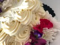 Arranco de nuevo la maquina... Pastel de #cumpleaños con masa de #almendras con #vainilla, relleno y icing de #lechecondensada, decorado con #flores #naturales. Gracias por su confianza Sra. @nadcastillo86 🙏🏻🙏🏻🙏🏻