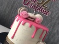 Quien dijo que lo delicado y sencillo no vende? Clásico drip-Cake con masa de zanahoria, cubierto con un delicado drip en tono rosa fuerte y macarons en su parte superior.!