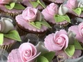 Entre lo delicado y lo sutil! Rosas en azúcar decorando cupcakes…