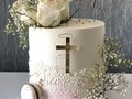 Cake primera comunión.! Tonos rosa claro y blanco, con rosas y follaje para completar un delicado acabado.