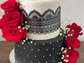 Elegancia y sencillez plasmada en un solo pastel. La unión del encaje comestible junto a rosas rojas, dan el toque femenino que deseaban del acabado final.!