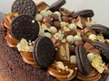 Choco-tentación para la celebración del cumpleaños de mi gran y querida amiga @kerubediaz . Muchas veces faltan maneras de demostrar agradecimiento y cariño a esas personas tan especiales como tú, es por eso que el mejor gesto de cariño para mí siempre será el poder regalar un poco de lo que hago con tanto amor.! Espero sean muchos más y poder seguir complaciéndote con más postres.! 🫶🏻🫶🏻🫶🏻