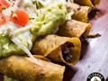 @tijuanaecuador 🇲🇽 ven por estás deliciosas flautas. 😋 Como las prefieres rellenas de pollo/ lomo/ cochinita/ chorizo ó mixtas? 🤔
