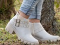 CALZADO CASUAL DE DAMAS BOTIN 100% CUERO LISO COLOR BLANCO HUESO MODELO ITALIANO TALLAS DESDE 34 A 40 VALOR $60 más envíos.  *ENVIOS A TODO EL PAIS*