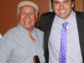 Primera foto, salgo junto a mi Tata muy feliz de que él me acompañara en ese momento, recién titulado de periodismo en la Universidad Católica de Chile, con muchas ilusiones y ganas de tener un futuro brillante, pero sin saber realmente qué es lo que se vendría por delante en el camino. Estudié una carrera que me gustaba pero que finalmente ni siquiera ejercería en el futuro, aunque evidentemente en ese momento, eso no lo sabía. Me albergaba la felicidad de haber concluido un ciclo pero no sabía a ciencia cierta qué es lo que se vendría después. Sabía que el periodismo, por mucho que me gustara, no era lo que yo quería para mi futuro, ya que no me gustaba narrar las historias de los demás, o de lo que sucedía en un evento deportivo, a mi me gustaba escribir la historia y ser parte de ella. Por eso siempre me encantó emprender. Desde que tengo uso de razón que me gustó mucho el desarrollar proyectos y “estrellarlos” contra el mercado. Así fue, como fundé Solo Cracks, cuando todavía era un estudiante universitario y no sabía, realmente, en qué me estaba metiendo al emprender en el deporte. Era un joven soñador e inconsciente que no medía ni calibraba nada, por suerte, porque quizás si hubiese tenido un poco más de “consciencia” en ese minuto, nada de lo que pasó después hubiese ocurrido.  Decidí lanzarme con la representacion de deporte femenino, cuando en Chile ni en Latinoamérica nadie lo estaba haciendo. Pero no me importó, porque yo sabía de lo que era capaz de aportar y del talento que existía en el deporte femenino. No tenía ninguna duda que esa combinación traería éxitos en el futuro.   En la segunda foto, luego de más de 10 años de trayectoria, me encuentro en el Balón de Oro, una de las ceremonias más importantes del deporte mundial, donde solo tienen acceso algunos privilegiados y del que todo futbolista o agente, quisiera estar alguna vez.   ¡SIGO EN LOS COMENTARIOS!  👇
