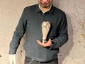 Hola a todos! Quiero compartir con ustedes 3 claves que me ayudaron a encontrar mi camino y a cumplir mis sueños.  1- Enfócate en tu pasión: Desde muy joven, mi gran pasión fue el fútbol. Aunque no pude convertirme en un jugador profesional, siempre tuve claro que quería seguir vinculado al mundo deportivo. Comencé a introducirme en el mundo de la gestión deportiva y fundé mi propia agencia, Solo Cracks @solocracks, que en ese tiempo era una agencia de “Imagen Deportiva”. Lo importante es que encontré mi pasión y me enfoqué en ella.  2- Trabaja duro: Como muchos emprendedores, tuve que enfrentar muchas dificultades al principio. Me endeudé, perdí mucho dinero, fui traicionado y estafado económicamente. Incluso trabajé como conductor de Uber durante toda la noche por casi un semestre para pagar mis deudas (y mis sueños). Pero nunca me rendí. Trabajé duro, paso a paso, día a día, y sin excusas. Todo eso me hizo más fuerte y me impulsó a dar el salto que necesitaba dar. Si quieres alcanzar tus sueños, trabaja duro y no te rindas.  3- Confía en el camino: A veces, las cosas no salen como lo planeamos. Pero confía en el camino y en que todo pasará por algo. Continúa avanzando, trabajando con pasión y enfocado en tus objetivos. Si haces las cosas bien, tarde o temprano se unirán los puntos y verás que todo tiene un propósito.  Hoy en día, puedo decir que he cumplido todos mis sueños. Construí una agencia pionera reconocida como la más exitosa de Latinoamérica y una de las principales del mundo. Hemos realizado más de 400 fichajes, lo que se traduce en más de 400 sueños hechos realidad de nuestras futbolistas y sus familias.  Así que si estás buscando encontrar tu camino, enfócate en tu pasión, trabaja duro y confía en el camino.   ¡Inténtalo y valdrá la pena! 👊🏼  #trabajoduro #confiaenelproceso #emprendedores #entrepreneurlife #motivacion #cumpliendosueños #sueños #dreamscometrue #nuncatedetengas #inspiracion #exito #PorMasYMejorSiempre