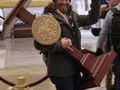 Yo cuando terminó una fiesta y me llevo hasta la mesa 😂😂😂😂
