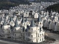 En Turquía, a medio camino entre Estambul y Ankara, se encuentra uno de los lugares más surrealistas de la Tierra; un pueblo fantasma abandonado, pero no un pueblo fantasma cualquiera, ya que todos y cada uno de sus casi 600 edificios son castillos como los de Disney. — Se trata de Burj Al Babas, un faraónico proyecto situado cerca del pueblo de Mudurnu. Se empezó a construir a mediados de 2014, con un presupuesto de 200 millones de euros, e incluía un edificio central con cines y comercios. — Sin embargo la empresa constructora se declaró en bancarrota en 2018 y rápidamente los inversores abandonaron el proyecto, dejando tras de sí una estampa digna de una pesadilla distópica de Blancanieves. — ¿Creen que exista una solución viable para aprovechar semejante obra? — #HoySeQue #Turquia #Disney #Castillos