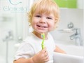Para tener unos dientes sanos a futuro es fundamental cuidarlos desde los inicios de la vida, por eso enseñemos a nuestros niños la importancia de lavarse los dientes y recordemos la importancia de una revisión periódica para detectar cualquier problema a tiempo.
