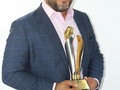 MICRÓFONO DE ORO COMO ANIMADOR DE MÚSICA TROPICAL 2023 ¡Primero dar gracias a Dios por todo! Dedico este premio a mi familia (Especialmente a Sophia y Michael) y a todos ustedes que día a día me dan su apoyo. Agradezco al @circulodelocutoresrdoficial por tan importante distinción y por dar a toda nuestra clase profesional la mejor premiación en mucho tiempo. Dedico este premio Grupo de medios Telemicro que me ha dado la plataforma en la que he escrito mi historia y a la que sumo un 2do. Micrófono De Oro de mis manos. A la @escuelanacionaldelocucion por su apoyo incondicional siempre y a cada uno de los colegas que me acompañaron en la caterogia @denyssantanard @elsupernegrordoficial @papaloeddy1 y @elgranduran quienes son tan merecedores del premio como yo por el excelente trabajo que realizan. Felicidades a todos los ganadores. A seguir trabajando por más. Bendiciones. ¡Vamo’ al swing!
